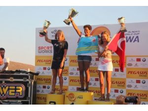 Alaçatı'da Erkeklerde Albeau, Kadınlarda Offringa Şampiyon Oldu