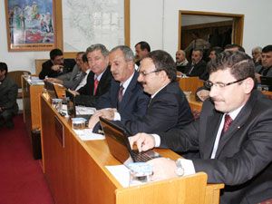 Üyeler evrak yerine dizüstü bilgisayar taşıyor
