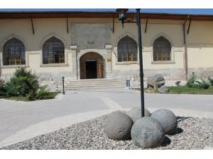 Çifte Minare Yanında Yapılan Kazıda 2 Adet Gülle Daha Bulundu