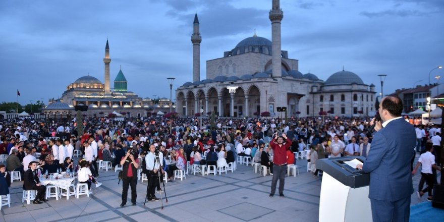 Konya’da ümmetin yetimleri kardeşlik iftarında buluştu