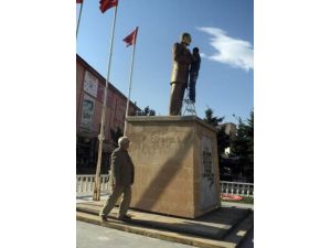 Emekli Başçavuş, Atatürk Anıtı’nın Bakımı Yaptırdı