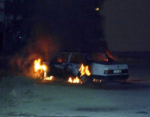 Park halindeki otomobil alev alev yandı