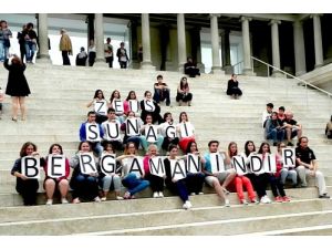Türk Öğrenciler Almanya'da Pankart Açtı: 'Zeus Sunağı Bergama'nındır