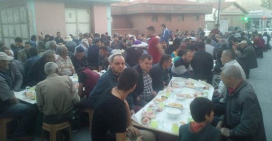 Konya’da garipler "Gül iftarı" ile sevindiriliyor