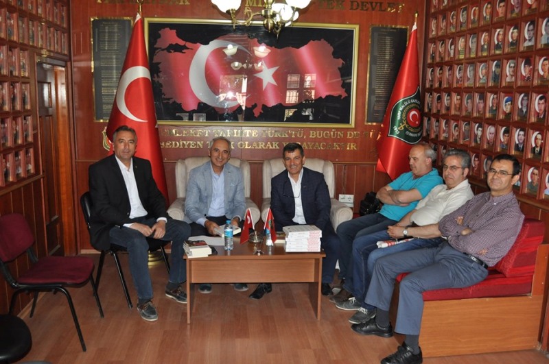 Albay Yaşar Aladağ  imza günü düzenledi