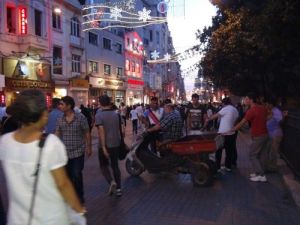Taksim’de Bedensel Engelli Şahıstan Abd Protestosu