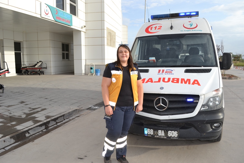 Ambulans şoförü  yollara meydan okuyor