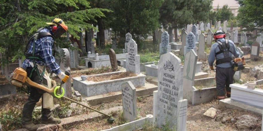 Seydişehir Belediyesi ekiplerinden mezarlıklarda temizlik