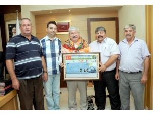 Yörükler Akaydın’a Atatürk’ün Soyağacı Kütüğünü Hediye Etti