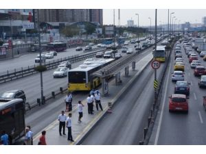 Metrobüs Durağındaki Şüpheli Çanta Trafiği Felç Etti