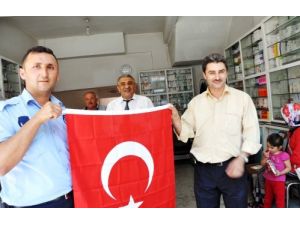 Zile Belediyesi Bayrak Dağıttı