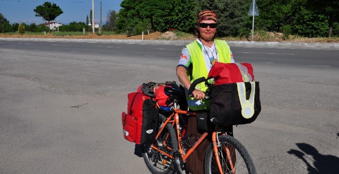 Bisikletiyle Avrupa turu yapan İsviçreli Anna, Beyşehir’de mola verdi