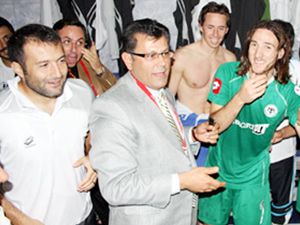 Konyaspor galibiyeti kenetlenerek kutladı