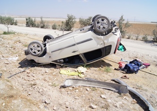 Takla atan araçtaki 3 kişi yaralandı