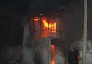 Boş bina alev alev yandı
