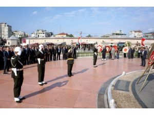 Cumhuriyet Anıtı'na Siyasi Partiler De Çelenk Koydu