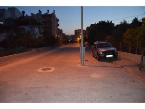 Yol Ortasındaki Elektrik Panosu Ve Direği Tehlikeye Davetiye Çıkarıyor