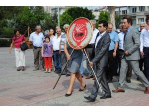 Chp'liler, Zafer Bayramı'nı Atatürk Anıtı'na Çelenk Bırakarak Kutladı
