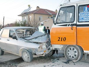 Otomobil minibüsle çarpıştı
