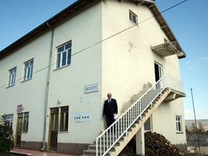 Memur olmadığı için başkan çalışıyor