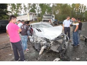 Kamyonet Otomobille Kafa Kafaya Çarpıştı: 4 Yaralı