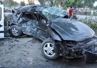 Otomobil ile kamyonet çarpıştı: 1 ölü, 4 yaralı