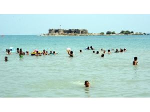 Sıcaktan Kaçanlar Yumurtalık Sahillerine Koştu