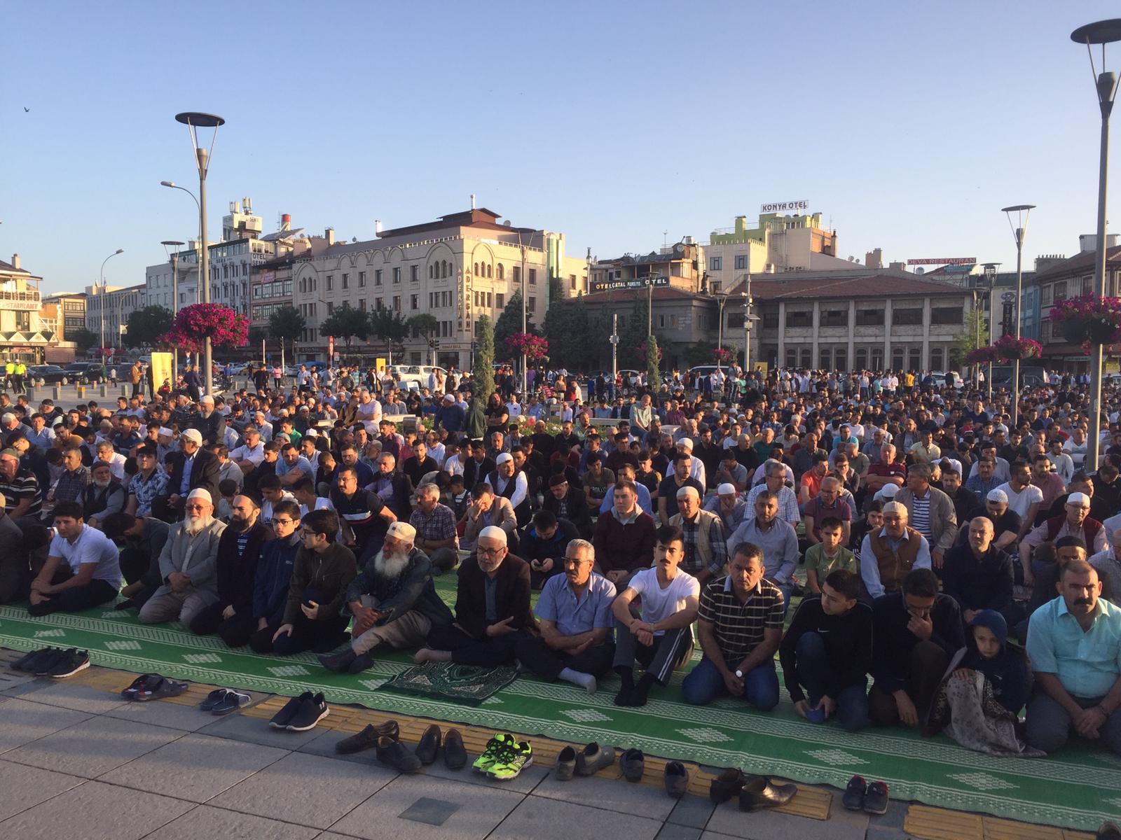 Konya'da binlerce kişi bayram namazını Mevlana Meydanında kıldı