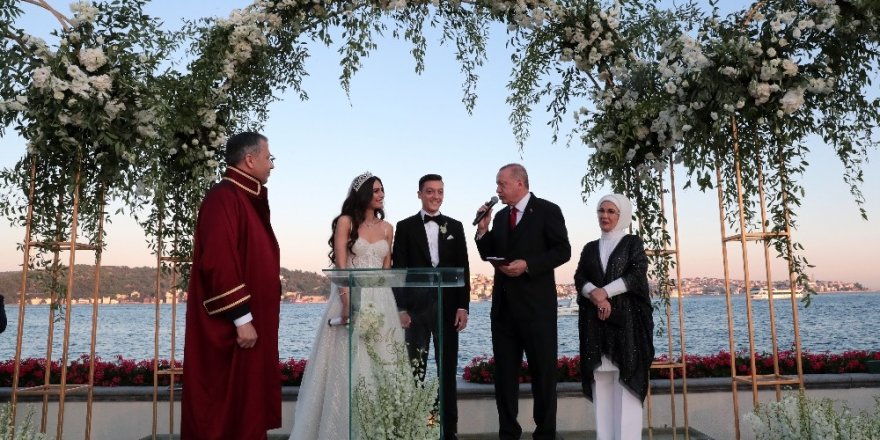 Cumhurbaşkanı Erdoğan, futbolcu Mesut Özil’in nikah şahidi oldu