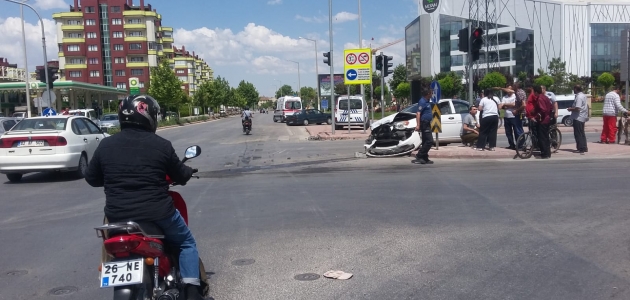 Konya'da iki otomobil çarpıştı: 1 ölü, 3 yaralı