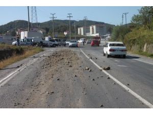 Damperi Açılan Kamyondan Dökülen Hafriyat Yolu Kapattı