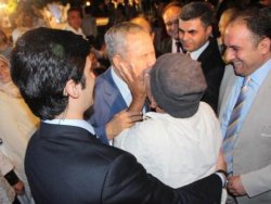 Bülent Arınç'ın düğündeki en zor pozu