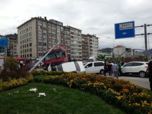 Aşırı Hızlı Tır, Kırmızı Işıkta Bekleyen 7 Araca Çarparak Durdu