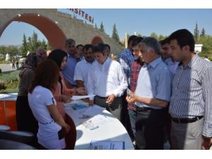 Belediyeden Üniversite Öğrencilerine Kayıt Desteği