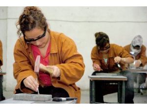 Suça Karışan, Karışma İhtimali Olan Gençler, Taşa Şekil Veriyor