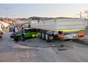 Tır'ın Altına Giren Otomobil Hurdaya Döndü