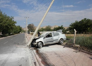 Direğe çarpan otomobil alev aldı