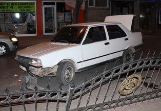 Dur ihtarına uymayan alkollü sürücü kaza yaptı