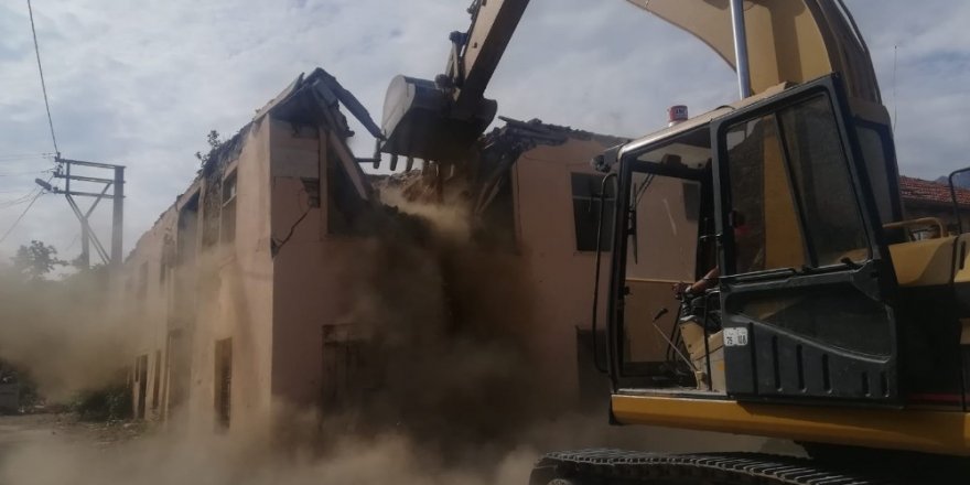 Seydişehir’de metruk binalar yıkılıyor