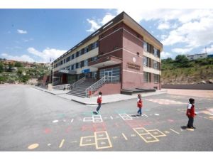 Melikgazi Belediyesi 5 Okulun Çevre Ve Bahçe Düzenlemesini Yaptı