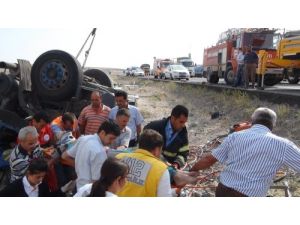 Tır Takla Attı, Sıkışan Sürücü Vinçle Çıkarıldı