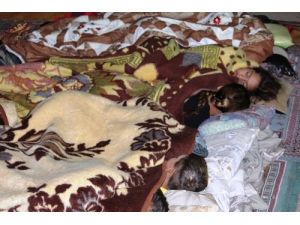 35 Suriyeli Bahçelievler'deki Parkta Yaşıyor (Özel)