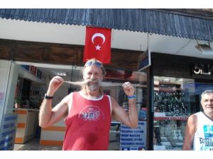 İsviçreli Turist, 16 Yıldır Hiç Kesmediği Bıyığını Badem Yağı İle Besliyor