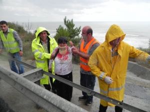 60 Metreden Denize Uçan Çift Ağır Yaralandı