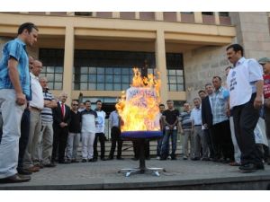 Atamalara Kızıp, Milli Eğitim Müdürlüğü Önünde Müdür Koltuğu Yaktılar