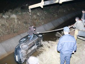 Acemi kadın sürücü arabasıyla kanala uçtu