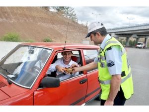 Polisten Kayıt İçin Gelen Öğrencilere Leblebili Karşılama