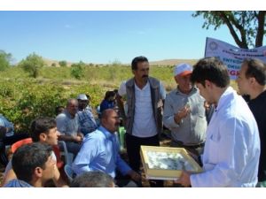 Çiftçiler Tarla Okullarında Eğitiliyor