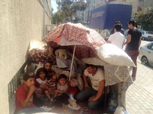 Bağcılar'da 4 Çocuklu Aile Kaldırımda Yaşıyor (Özel)