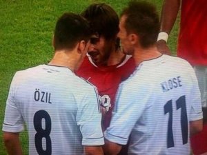 Veli Kavlak ile Mesut Özil birbirine girdi